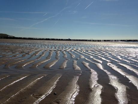 Wassertemperatur Domburg: Wellenartige Strukturen im Sand bei Ebbe, Nordseebad Domburg, im Hintergrund Holzbuhnen