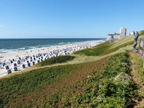 Wassertemperatur Westerland: Blick von der Himmelsleiter auf den Badestrand von Westerland mit Strandkörben, rechts oben im Bild die Strandpromenade mit dem Haus Metropol