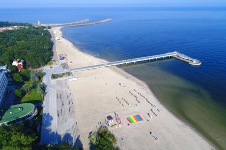 Wassertemperatur Kolberg: Badestrand von Kolberg mit Seebrücke, im Hintergrund die Mündung des Flusses Parsęta