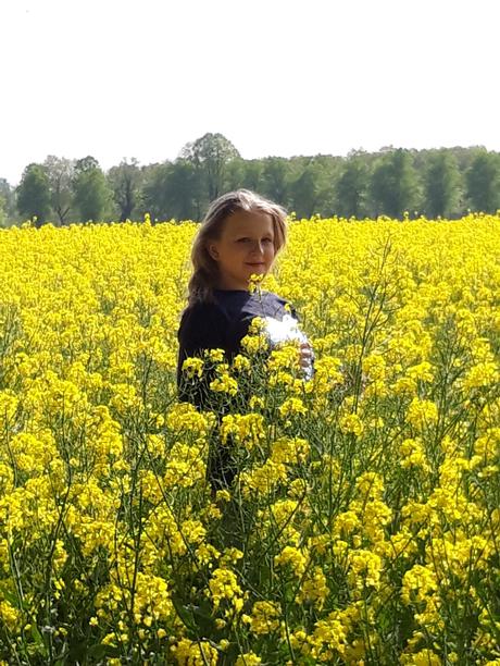 Foto: Mädchen im Rapsfeld