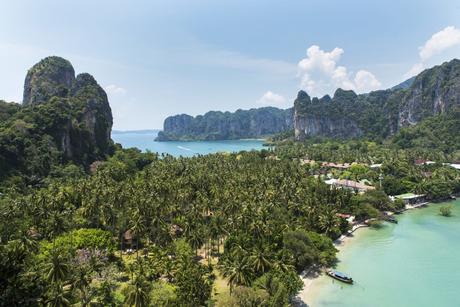 Wassertemperatur Thailand: Railay Bucht mit Strand und Palmen auf der Halbinsel Rai Leh südwestlich von Krabi