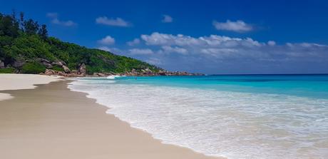 Wassertemperatur Seychellen: Sandstrand Petite Anse auf der Insel La Digue mit türkis-blauem Meer