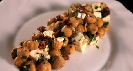 Kichererbsensalat mit Feta und getrockneten Tomaten
