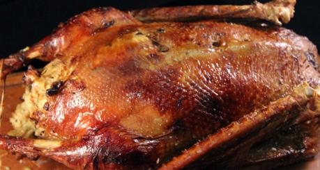 Martinsgans mit einer leckeren Apfel-Brötchenfüllung