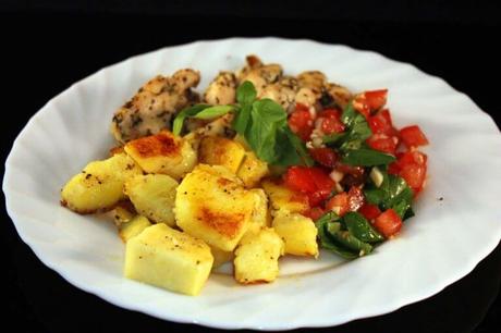 Hähnchenbrustgeschnetzeltes mit Bruschetta und Bratkartoffeln