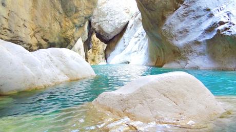 Wassertemperatur Kemer: Türkis-blaues, klares Wasser zwischen Kalksteinfelsen im Göynük Canyon im Nationalpark Beydağları