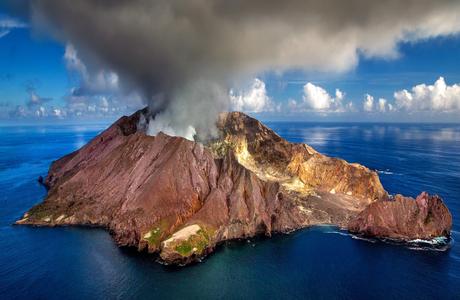 Wassertemperatur Neuseeland: Aktive Vulkaninsel White Island (Whakaari) aus der Luft