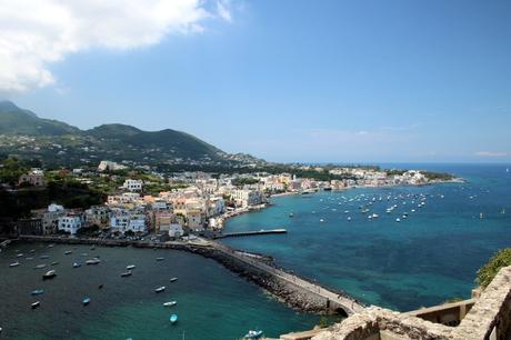 Wassertemperatur Ischia: Blick vom Castello Aragonese auf den Ortsteil Ponte der Gemeinde Ischia