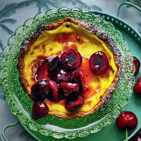 Vanille-Tarte mit flambierten Kirschen