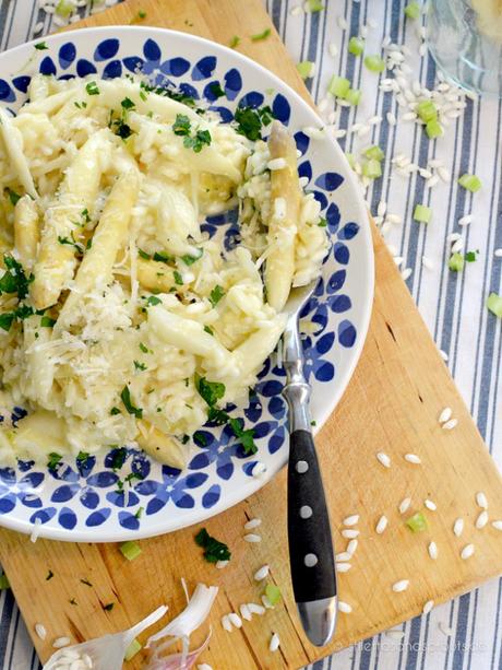 Spargel, Butter, guter Risotto-Reis und Parmesan – das sind die wichtigsten Zutaten vom Spargelrisotto