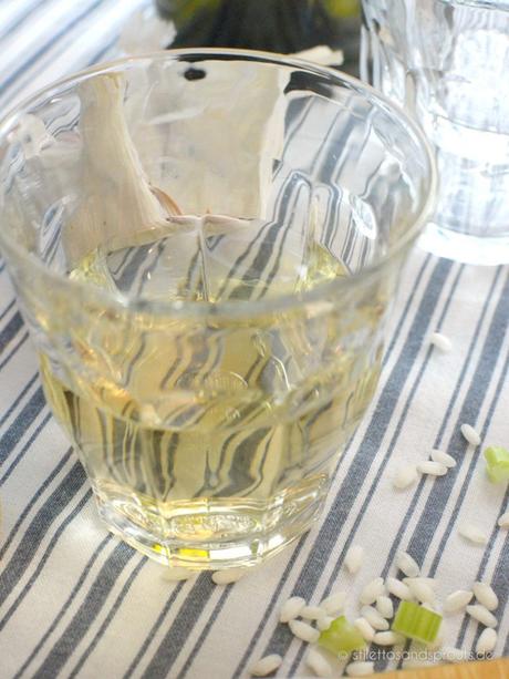 Ein trockener Weißwein eignet sich ideal für Risotto – zum Kochen und auch als Begleitung