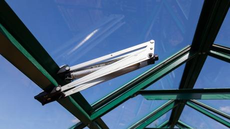 So funktioniert ein automatischer Fensteröffner für ein Gewächshaus