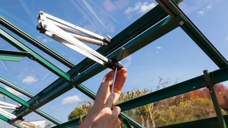 Automatischer Fensteröffner für das Gewächshaus – Wohlfühlatmosphäre bei Wind und Wetter