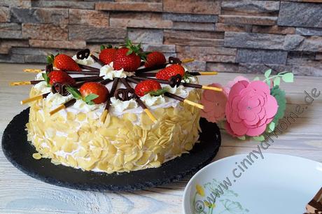 Aus 2 Biskuitböden wird ein tolles Schachbrett Muster in der Torte #Rezept #Food #Erdbeeren