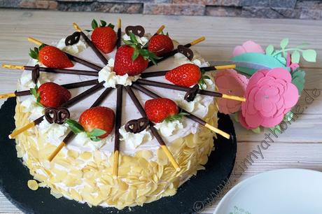 Aus 2 Biskuitböden wird ein tolles Schachbrett Muster in der Torte #Rezept #Food #Erdbeeren