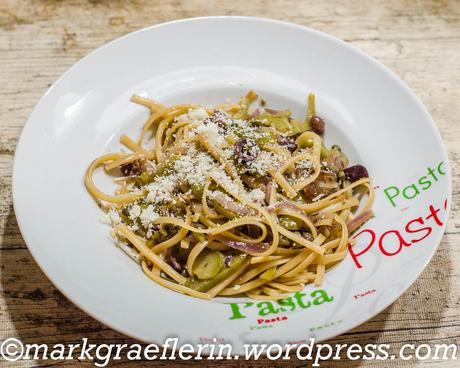 Mein Mann kann – Mittwochspasta: Spaghetti mit roten Zwiebeln, Paprika und Oliven #Feierabendküche #OnePotPasta