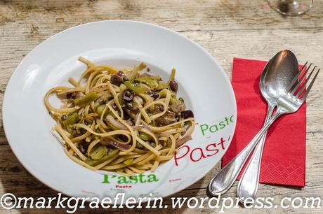 Mein Mann kann – Mittwochspasta: Spaghetti mit roten Zwiebeln, Paprika und Oliven #Feierabendküche #OnePotPasta