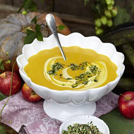 Kürbis-Kartoffel-Suppe mit Mandelpesto