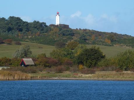 Wassertemperatur Hiddensee: Blick von der Ostsee zum Leuchtturm auf dem Schluckwieksberg im Dornbusch