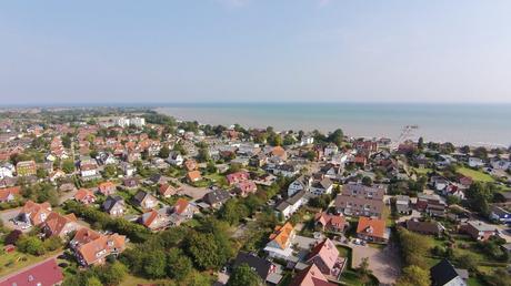 Wassertemperatur Dahme: Blick auf Kellenhusen am Nordwestrand der Lübecker Bucht, links am Horizont das Ostseeheilbad Dahme