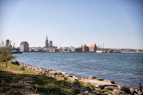 Wassertemperatur Stralsund: Blick über den Strelasund auf die Skyline von Stralsund mit Meeresmuseum Ozeaneum im Zentrum des Bildes