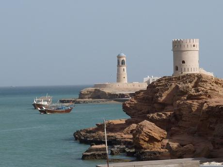Wassertemperatur Oman: Felsküste in Sur mit dem Leuchtturm von Al Ayjah