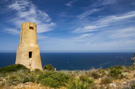 Wassertemperatur Denia: Turm Torre del Gerro mit Mittelmeer