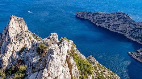 Wassertemperatur Marseille: Blick von den Kalksteinklippen des Massif des Calanques aufs dunkelblaue Mittelmeer der Felsbucht Calanque de Morgiou