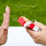 Rauchen aufgeben Symbolbild: abwehrende Hand gegen Zigarettenschachtel