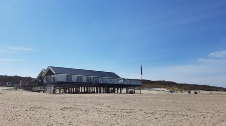 Wassertemperatur Renesse: Strandrestaurant als Pfahlbau am Badestrand nordöstlich von Renesse