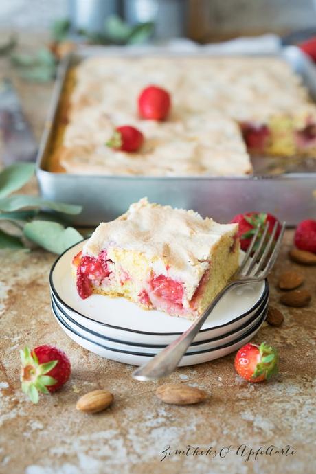 Erdbeer-Rhabarberkuchen mit Mandel-Baiser vom Blech