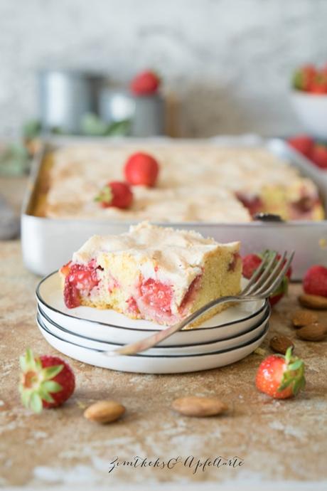 Erdbeer-Rhabarberkuchen mit Mandel-Baiser vom Blech