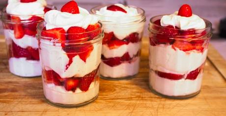 Ein geiles Dessert, das alle lieben: Quarkcreme mit Erdbeeren im Glas