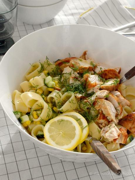 So schmeckt der Sommer: erfrischender Salat mit Pasta, Hühnchen und Zitrone