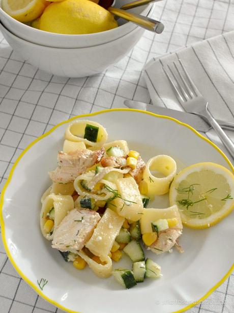 Ideal bei sommerlichen Temperaturen: dieser leichte Pasta-Salat mit Hühnchen und Gurke