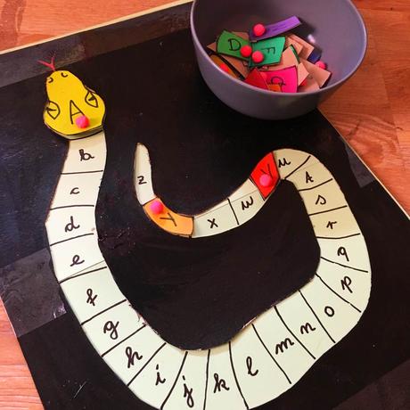 Selbstgebasteltes Buchstaben Puzzle Buchstaben Schlange auseinander gebaut