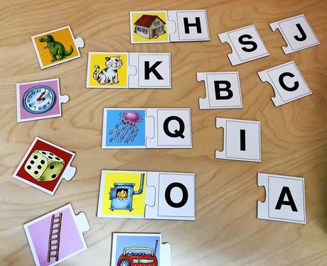 Wie lernen Kinder lesen? Mit einen ABC Puzzle Spiel können die Anlaute gelernt werden.