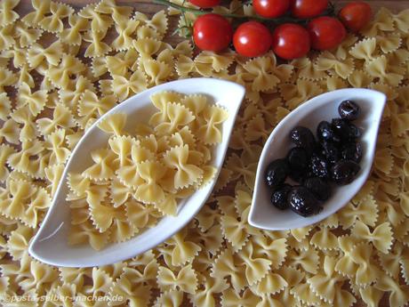 Pasta - Farfalle mit schwarzen Oliven und Tomaten
