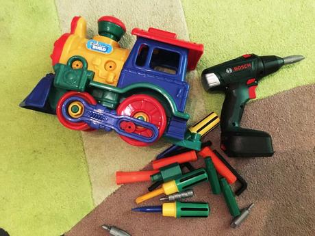 besten Spielzeuge für Kinder ab 3 Jahre: Montagespielzeug. Zu sehen ist eine bunte Eisenbahn mit Werkzeug.