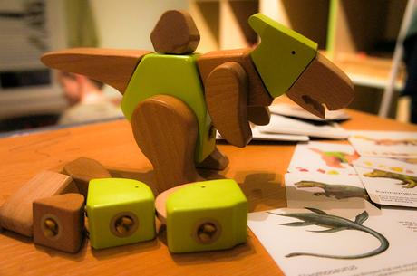 besten Spielzeuge für Kinder ab 3 Jahre: Dino-Tino-Bausatz und Lernkarten zum nachbauen von verschiedenen Dinosauriern.