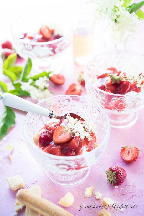 Holunder-Tiramisu mit Erdbeeren im Glas