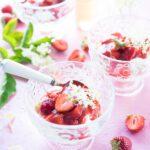 Holunder-Tiramisu mit Erdbeeren im Glas