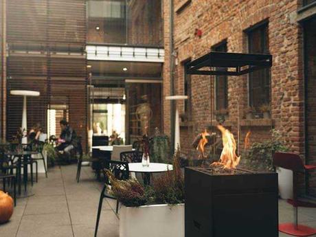 Terrassen- und Außenkamine mit echtem Feuer werden häufig in Außenbereichen von Restaurants und Gaststätten eingesetzt und schaffen eine gemütliche und warme Atmosphäre.