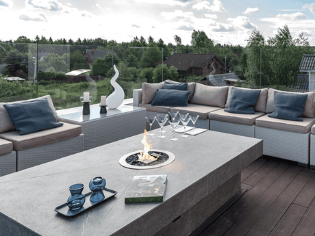 Bioethanol und Gaskamien als Außenkamin passen zum Beispiel auf moderne Terrassen