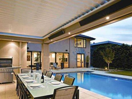 Heißstrahler als Außenkamin passen zum Beispiel auch unter Terrassenüberdachungen.