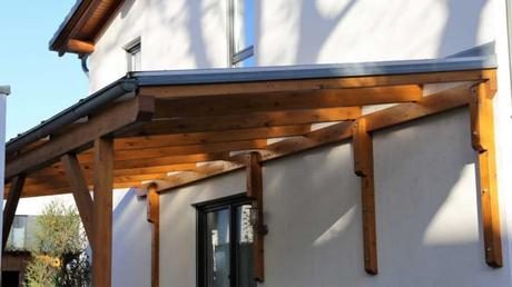 Terrassenüberdachung aus Holz. Klassisch und rustikal.