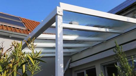 Terrassenüberdachungen aus Aluminium gibt es normalerweise in Anthrazit oder weiß. Im Fachhandel sind zahlreiche andere Farben erhältlich.