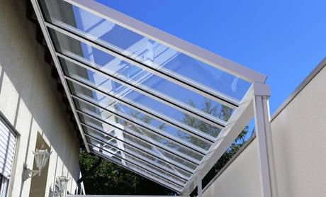 Beim Dach der Terrassenüberdachung entscheiden sich die meisten Hausbesitzer für Kunststoff mit Glas-Optik. Die unterschiedlichen Varianten haben wir im Folgenden für Sie aufgelistet.