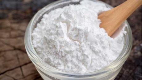 Backpulver gegen Buchsbaumzünsler hilft aufgrund von Natron bei der Bekämpfung.