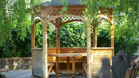 Ein Pavillon aus Holz ist in beliebtes Modell für den Garten.